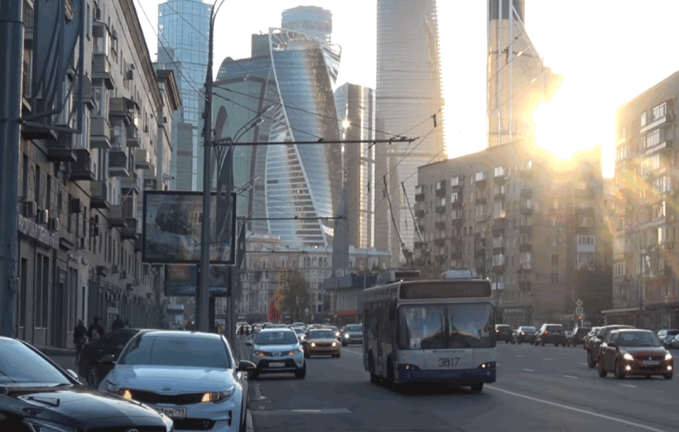 FILMSKI <span style='color:red;'><b>KADROVI</b></span> IZ ŽIVOTA: Ispao iz gepeka automobila u jednom od najvećih gradova sveta... (VIDEO)